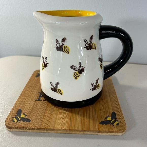 Terramoto Ceramic bee creamer with matching wood hot pad - Picture 2 of 8